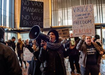 PESERTA protes membantah peraturan baharu vaksin di City Hall, Boston, 20 Disember lalu.-AFP