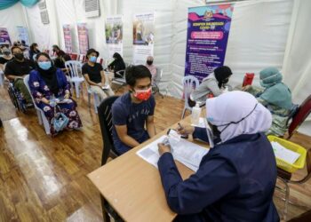 ORANG ramai menunggu giliran mendapatkan vaksin di Pusat Pemberian Vaksin Khas Hospital Putrajaya, semalam. – UTUSAN/FAISOL MUSTAFA