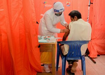 ANTARA sebahagian penerima vaksin warga emas hadir pada Program Outreach Vaksinasi Covid-19 di Sekolah Kebangsaan Bukit Munduk, Setiu. -UTUSAN/PUQTRA HAIRRY ROSLI