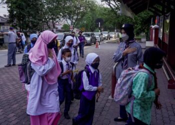 RAMAI ibu bapa mempersoalkan langkah kerajaan membenarkan guru yang belum mengambil vaksin bersemuka dengan pelajar di sekolah. 
– MiNGGUAN/AMIR KHALID