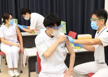 PETUGAS perubatan menerima vaksin Covid-19 di Pusat Penyakit Berjangkit dan Kanser Metropolitan di Hospital Komagome, Tokyo. -AFP