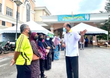 AZMAN MOHD. YUSOF (kanan) meninjau Pusat Pemberian Vaksin (PPV) di Dewan Wawasan 2020, Kangar, Perlis hari ini.- UTUSAN/NAZLINA NADZARI