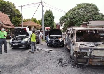 KEADAAN  van yang musnah terbakar sehingga mengakibatkan dua beranak nyaris maut dan enam lagi kenderaan terbakar di hadapan Sekolah Tinggi Perempuan Melaka, Durian Daun, Melaka. - UTUSAN/ RIZANIZAM ABDUL HAMID