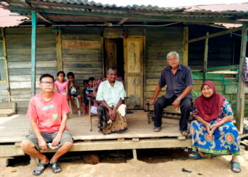 P. Vannakavi (dua dari kiri) dikunjungi jiran pelbagai kaum lain yang mahu membantunya membuat persiapan menyambut perayaan Deepavali di Kampung Bahagia, Teluk Intan, Perak, semalam. - UTUSAN/AIN SAFRE BIDIN