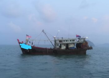 VESSEL penangkapan ikan zon C tempatan yang ditahan ketika sedang menunda ikan pada jarak yang tidak dibenarkan berdekatan Pulau Tioman, di Mersing, Johor.