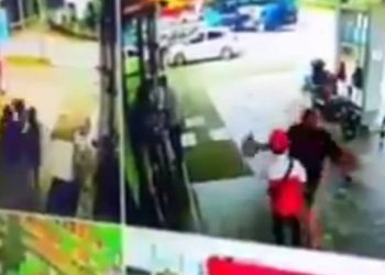 TANGKAP layar video daripada CCTV yang tular kejadian seorang lelaki memukul seorang pembantu sebuah stesen minyak di Taman Sri Cempedak Kuala Klawang dekat sini, 19 Disember lalu.