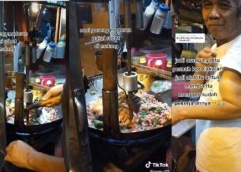 TANGKAP layar video menunjukkan bagaimana Dastardi menggunakan mesin khas untuk memasak nasi goreng di gerainya di Malang, Jawa Timur. - AGENSI