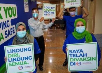 KAKITANGAN  KPJ Tawakkal bergambar selepas menerima  suntikan vaksin jenis Pfizer-BioNTech dalam usaha mengekang penularan pandemik Covid-19, baru-baru ini. – UTUSAN/SHIDDIEQIIN ZON