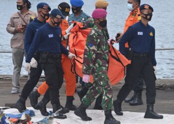 PASUKAN penyelamat membawa bahagian tubuh mangsa nahas pesawat Sriwijaya Air yang ditemukan di Jakarta, Indonesia. - AFP