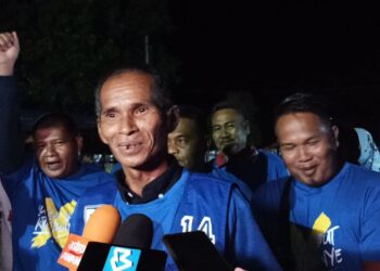 ANUAR Wahi mengumumkan keluar PKR dan menyertai UMNO dalam satu majlis di Felda Lasah, Sungai Siput semalam.