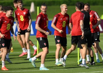 TONGGAK Wales,  Gareth Bale bersama rakan sepasukan dalam sesi latihan di Doha, semlam. - AFP