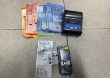 SEBAHAGIAN wang tunai dan peralatan yang dirampas daripada sindiket judi loteri awam haram dan judi online dalam operasi polis SPU di sekitar Butterworth, Pulau Pinang.