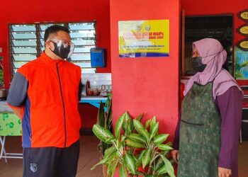 TUANKU SYED FAIZUDDIN PUTRA JAMALULLAIL (kiri) berkenan berangkat merasmikan perniagaan makanan dan minuman selera Mak Lang nasi campur yang diusahakan Basah Mat Ali,63, di pekarangan Masjid Al-Barakah Kampung Jelempok, Arau, Perlis hari ini.