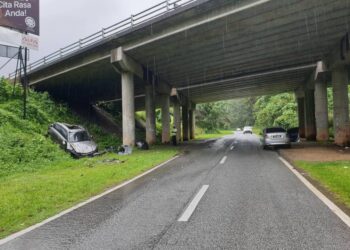 KERETA Proton X70 yang terbabas dan jatuh ke bawah jambatan di Kilometer 313.3, Lebuh Raya Utara- Selatan arah utara dekat Tapah semalam. - IHSAN PDRM