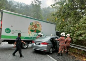 KEADAAN kereta yang terlibat kemalangan dengan lori di Jalan Simpang Pulai-Cameron Highlands dekat Ipoh hari ini. - UTUSAN