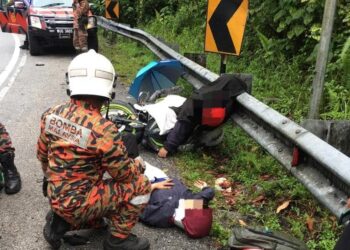 KEADAAN wanita yang terlibat kemalangan dengan sebuah kereta di Kampung Pos Raya, Simpang Pulai di Ipoh hari ini. - UTUSAN/IHSAN JBPM