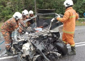 ANGGOTA bomba mengeluarkan mayat  Aminoh Ismail yang tersepit selepas kereta Perodua Viva yang dipandunya bertembung dengan sebuah lori di Kilometer 80, Jalan Jerangau-Jabor dekat Bukit Besi, Dungun, Terengganu, hari ini.