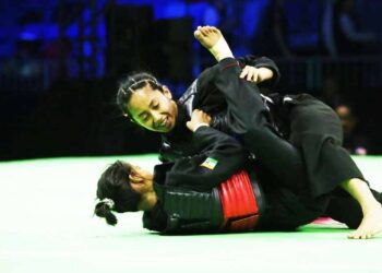 NOR FARRAH Mazlan menjatuhkan Komal Dhiman dalam aksi suku akhir Kelas A Kejuaraan Pencak Silat Dunia Ke-19 di MITC, Melaka. - UTUSAN/AMRAN MULUP