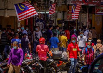 WARGA asing mengambil peluang beriadah di sekitar ibu kota sempena cuti umum Hari Malaysia semalam.