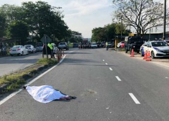 KEADAAN mayat, S. Muniandy selepas dirempuh sebuah kereta ketika menyeberang jalan dalam kejadian di Jalan Paya Besar, Kulim. - UTUSAN/AZAHAR HASHIM