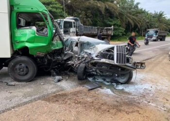 KEMALANGAN yang membabitkan kereta Mercedes Benz dipandu warga emas bertembung lori tiga tan berhampiran sebuah sekolah di Batu 28, Jalan Mersing-Kluang, Johor hari ini. - IHSAN BOMBA