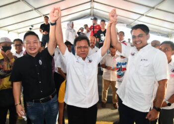 MOHD. Shafie Apdal (tengah) bersama Darell Leiking (kiri) dan Mohd. Azis Jamman (kanan) yang diumumkan sebagai calon PRU15 di Kota Kinabalu, Sabah, semalam.