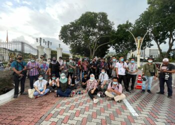 WARTAWAN berkumpul di luar Istana Kinta, Ipoh semasa membuat liputan perkembangan  politik di Perak sejak Jumaat lalu.