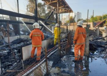 BEBERAPA anggota bomba memadamkan kebakaran yang melibatkan 10 buah rumah di Jalan Seberang Kereta Api, Sungai Korok, Alor Setar hari ini.