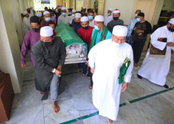 JENAZAH Md. Yusnan Yusoff disembahyangkan di Masjid Muhammadi, Kota Bharu selepas solat Jumaat dan dikebumikan di Tanah Perkuburan Islam Haji Hassan Ketereh. - UTUSAN/ZULHANIFA SIDEK