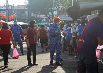 Angkatan Pertahanan Awam bersama RELA telah menjalankan pemantauan di sekitar pasar awam untuk memastikan SOP dipatuhi oleh setiap peniaga dan pelanggan yang berada di pasar awam tersebut. UTUSAN/ MOHAMMAD FIRDAUS AMRAN