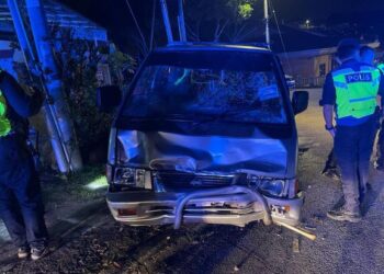 KEADAAN sebuah van yang terbabit kemalangan dengan kenderaan polis selepas pemandunya cuba melarikan diri dalam pemeriksaan polis dalam satu kejadian di Taman Cengal Utama, Seremban, awal pagi tadi.