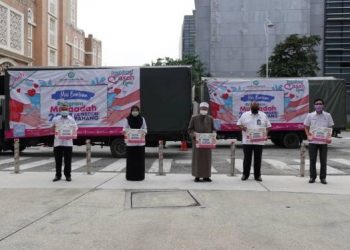 ZULKIFLI Mohamad Al-Bakri (tengah) merasmikan pelepasan konvoi tiga treler misi bantuan mangsa banjir Pahang di Kompleks Islam Putrajaya hari ini.