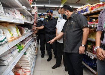 ALEXANDER Nanta Linggi meninjau pemantauan SOP PKP di Kota Warisan, Salak Tinggi, Selangor, semalam.