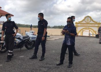 TAMBATAN Diraja di Kota Bharu kini dikawal anggota polis susulan aktiviti berpesta air banjir oleh orang awam.
UTUSAN/ROHANA MOHD NAWI