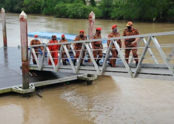 MOHAMMAD Hamdan Wahid (kanan) meninjau keadaan Sungai Johor ketika mengadakan lawatan di kawasan banjir di Kota Tinggi, Johor. - UTUSAN/ RAJA JAAFAR ALI