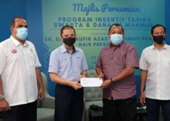 Naib Presiden, IRDA, Raja Taufik Ahmad Suhaimi menyerahkan surat kelulusan bantuan tuisyen swasta kepada Muhamad Farhan Jamaludin menerusi inisiatif IM Makmur sambil disaksikan  Mohammad Khairi A Malik (kanan) dan  Mohamad Azali Kalki Abdullah(kiri) pada Majlis Penyerahan Surat Kelulusan Bantuan Tuisyen  di Johor Bahru. UTUSAN/RAJA JAAFAR ALI