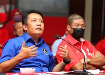 AHMAD Jazlan Yaakub mengumumkan penarikan sokongan beliau terhadap kerajaan PN pimpinan Tan Sri Muhyiddin Yassin hari ini. - UTUSAN/ ZULHANIFA SIDEK