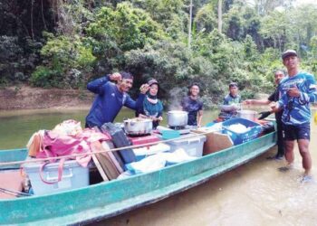 EKUMPULAN pengunjung domestik dan kaki pancing memasak ikan yang ditangkap di dapur atas bot penambang di Sungai Sepia, Hulu Tembeling, Jerantut, Pahang.– UTUSAN/HARIS FADILAH AHMAD