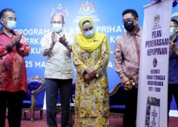 HALIMAH Mohamed Sadique (tiga dari kiri) menyaksikan Sulaiman Md. Ali (dua dari kanan) merasmikan Pelan Pemerkasaan Kepimpinan KRT negeri Melaka di MITC, Ayer Keroh, Melaka. - UTUSAN/RASUL AZLI SAMAD