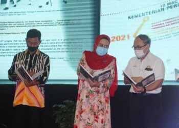 HALIMAH Mohamed Sadique meneliti buku Pelan Memperkasakan Kempimpinan KRT Johor sempena Program Malaysia Prihatin: Memperkasa Kepimpinan Komuniti Rukun Tetangga Peringkat Johor di Dewan Jubli Intan, Muar, Johor. -UTUSAN/ NUR ALINA HASSAN