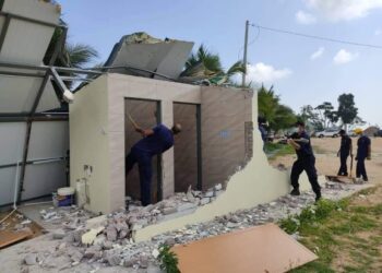 BEBERAPA struktur binaan di atas Bukit Gambir, Pulau Pinang dirobohkan oleh Majlis Bandaraya Pulau Pinang (MBPP) setelah didapati dibina tanpa kebenaran.