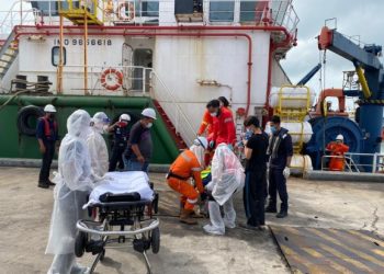 DAUD Mohd. Yassin, kru kapal MV Berkat Tenang yang mengalami strok tiba di Pelabuhan Kemaman untuk rawatan awal sebelum dibawa ke Hospital Kemaman, hari ini.