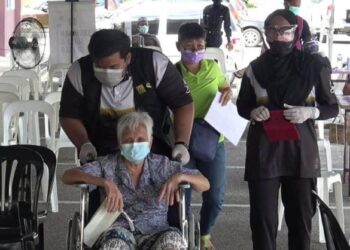 SUKARELAWAN Mampan membantu penerima terdiri daripada warga emas melancarkan proses pemberian vaksin Covid-19 di Klinik Kesihatan Balok, Kuantan, Pahang. UTUSAN/ DIANA SURYA ABD WAHAB.