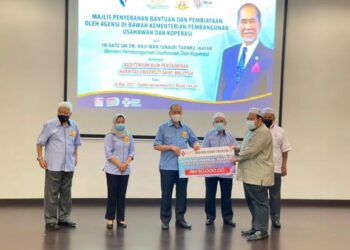 Wan Junaidi  (tiga, kiri) menyampaikan Pembiayaan Tabung Modal Pusingan SKM (TMP-SKM) dan Tabung Bantuan Koperasi berjumlah RM4.09 juta kepada 17 koperasi di negeri Kelantan pada majlis yang diadakan di Hospital Universiti Sains Malaysia (HUSM).
hari ini.