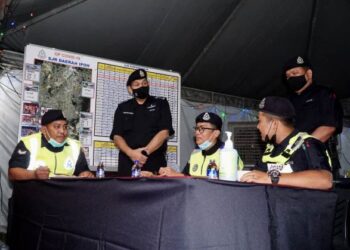 MIOR Faridalathrash Wahid (dua, kiri) beramah mesra dengan anggota polis yang bertugas di sekatan jalan raya (SJR)   Jalan Simpang Pulai - Jalan Cameron Highlands pada Program Singgah Sahur di Ipoh hari ini. - UTUSAN/ZULFACHRI ZULKIFLI