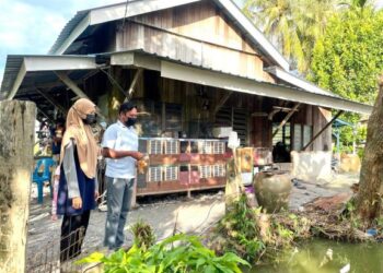 KiSAH kejayaan Nur Najiha Najwa yang mendapat keputusan cemerlang dalam SPM meskipun hidup dalam keadaan serba kekurangan mendapat perhatian ramai. Nur Najiha Najwa (kiri) bersama bapanya, Zul Burhan Bidin di kediaman mereka di Kampung Pida 15, Tok Pulau, Simpang Empat, Arau, Perlis hari ini.- UTUSAN/NAZLINA NADZARI