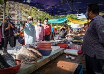 Noh Omar melawat dan mendengar rintihan peniaga yang terjejas akibat pandemik Covid-19, di Pasar Pagi Sungai Long, di sini hari ini.UTUSAN/: SHIDDIEQIIN ZON