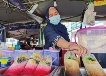 NURHAYATI Abdullah yang berniaga ABC di Pasar Malam Palm Square, Kinarut, Sabah