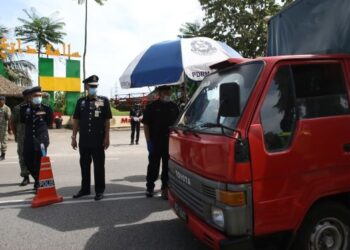 HASANUDDIN Hassan (tengah) memantau SJR sempena PKPB di Jambatan Merdeka, Tikam Batu, Sungai Petani hari ini.