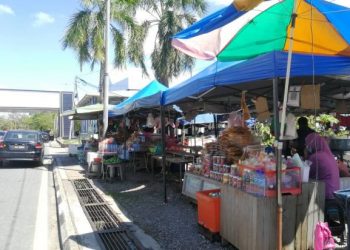 WAKTU operasi aktiviti perniagaan sepanjang tempoh PKP di Perlis telah dihadkan kepada pukul 6 pagi hingga 8 malam berkuat kuasa esok. Penjaja makanan ringan di tepi jalan berhadapan Terminal Feri Kuala Perlis, Kuala Perlis baru-baru ini. - UTUSAN